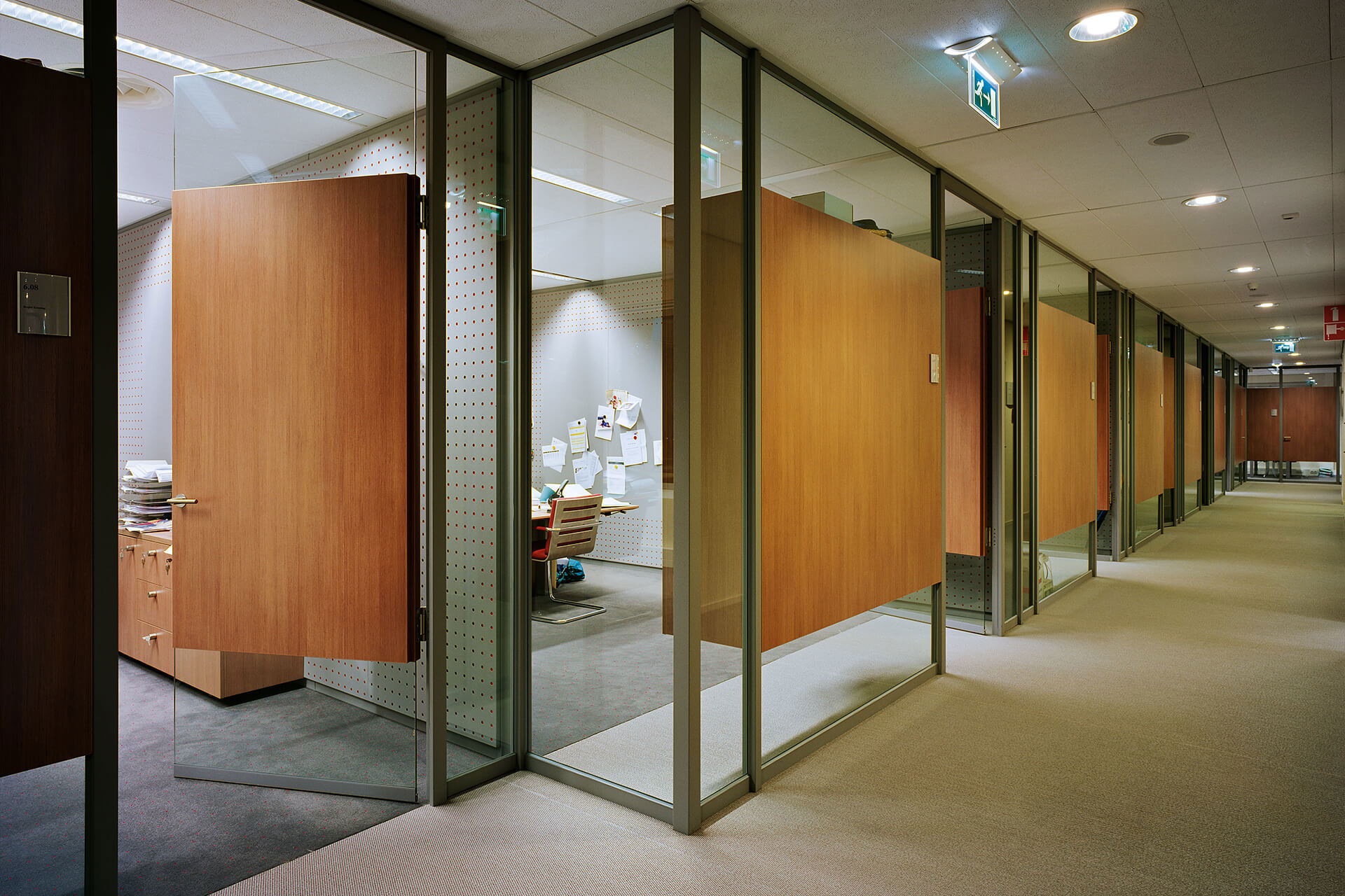 Ernst & Young glazen wanden met hout