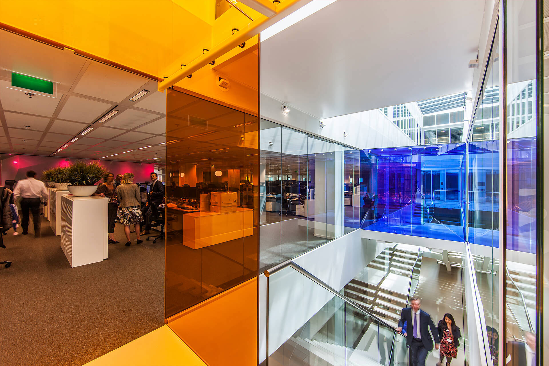 Rabobank Dealingroom gekleurde glazen wanden