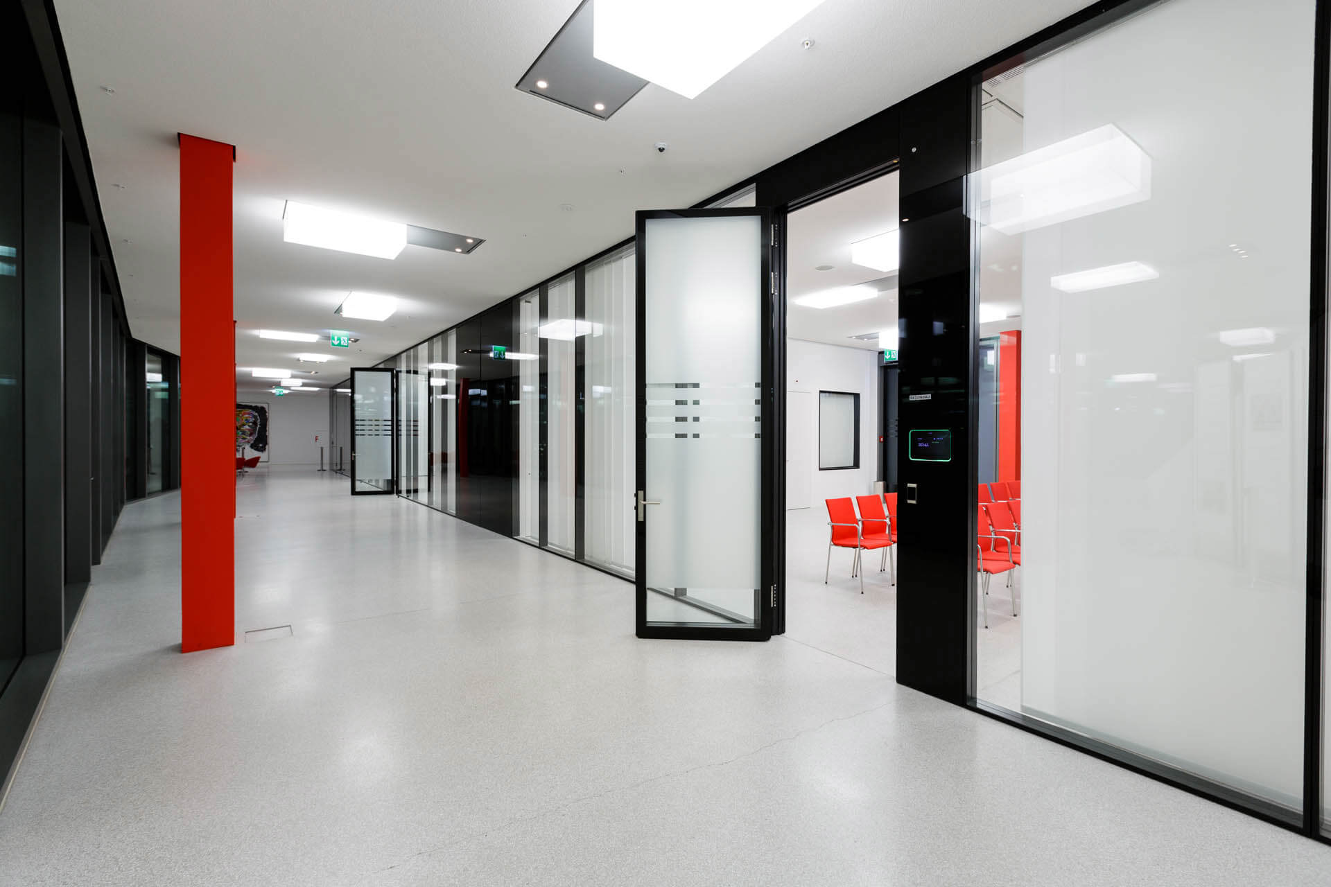 Würth Rorschach Glazen wanden gang
